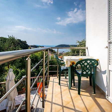 Apartments Marija Supetarska Draga Ngoại thất bức ảnh